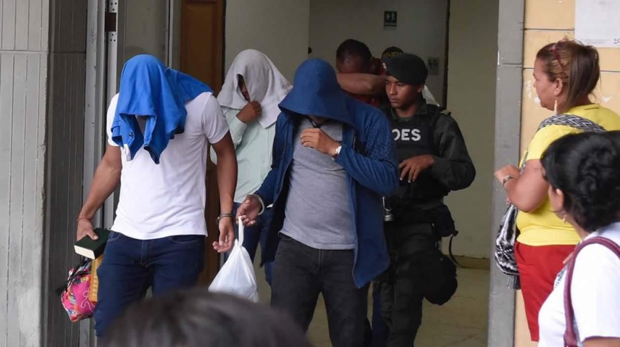 Tres de los 14 policías capturados saliendo de la audiencia.