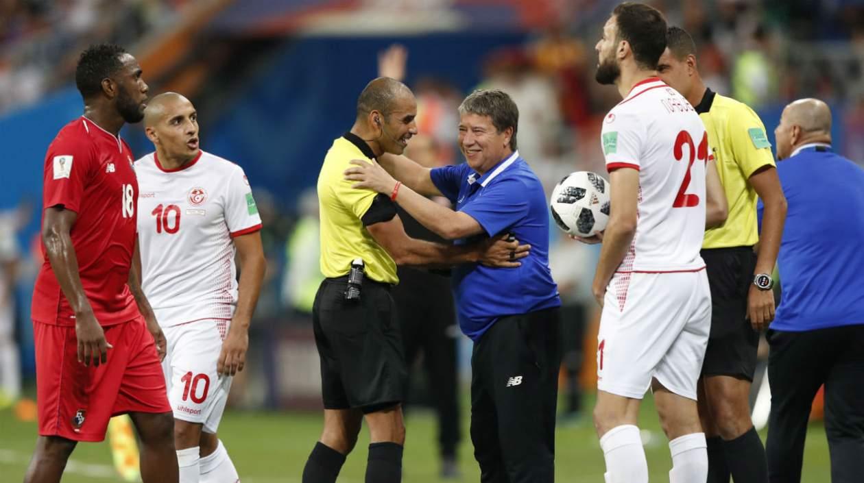 Hernán Darío Gómez habla con el juez del partido. 