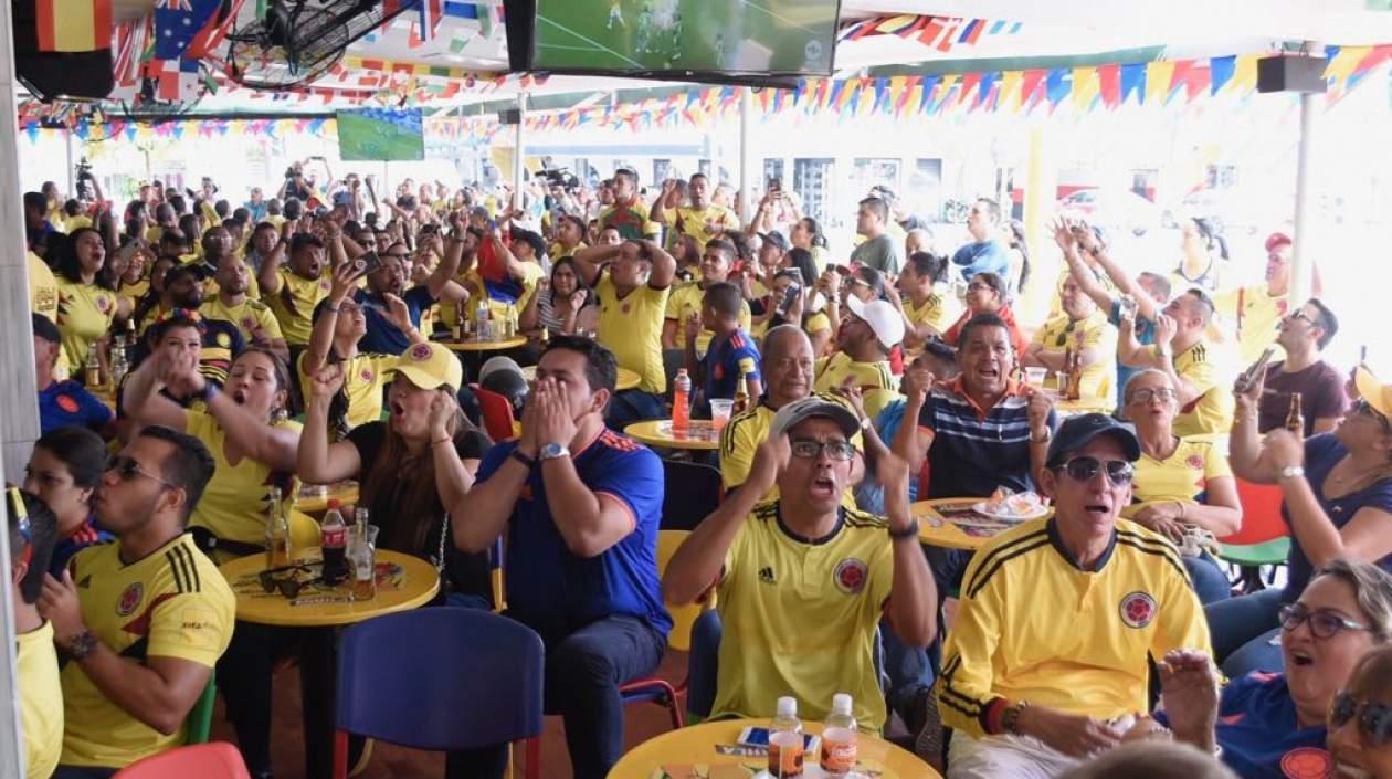 Desde temprano, los hinchas llegaron para apoyar a la Selección Colombia en La Troja.