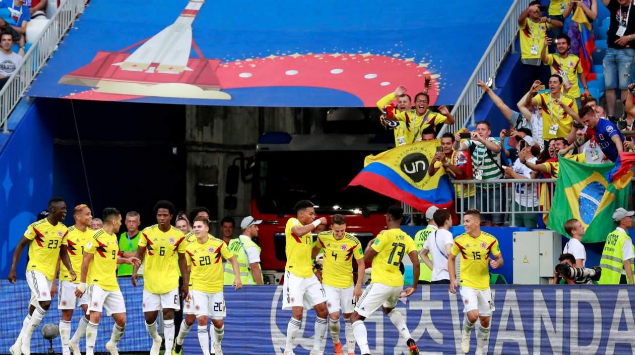 Yerry Mina festeja con sus compañeros el gol. 