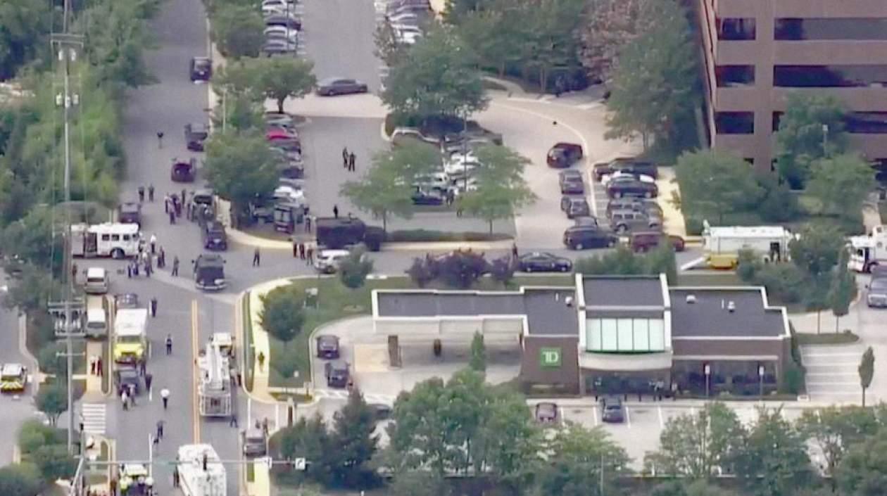 Un periodista tuiteó escondido lo que vio en el lugar de los hechos.