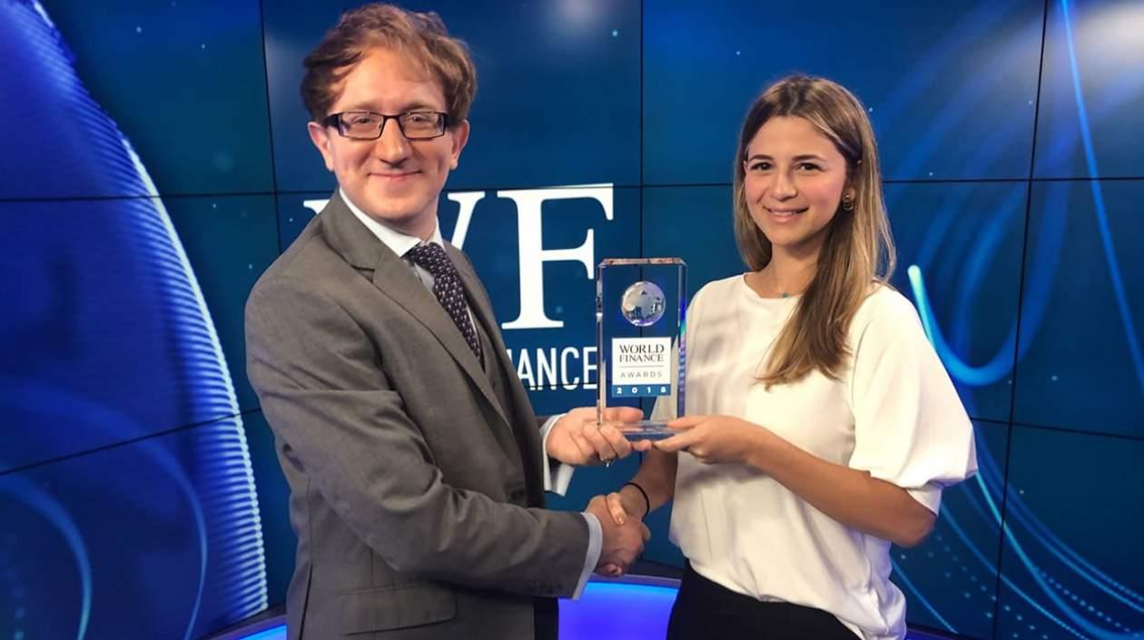 Andrea Zambrano, Directora Legal y de Asuntos Corporativos, recibió el premio en la Bolsa de Valores de Londres