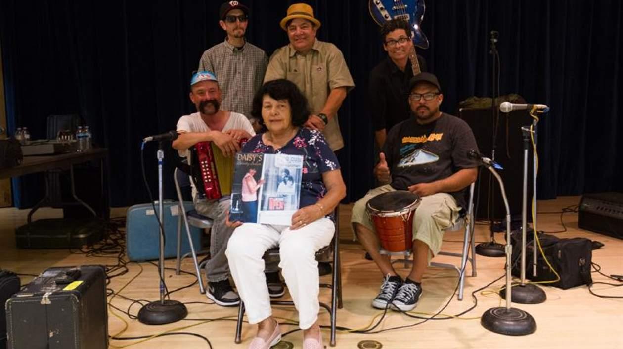 Daisy Guzmán con los "Very Be Careful".