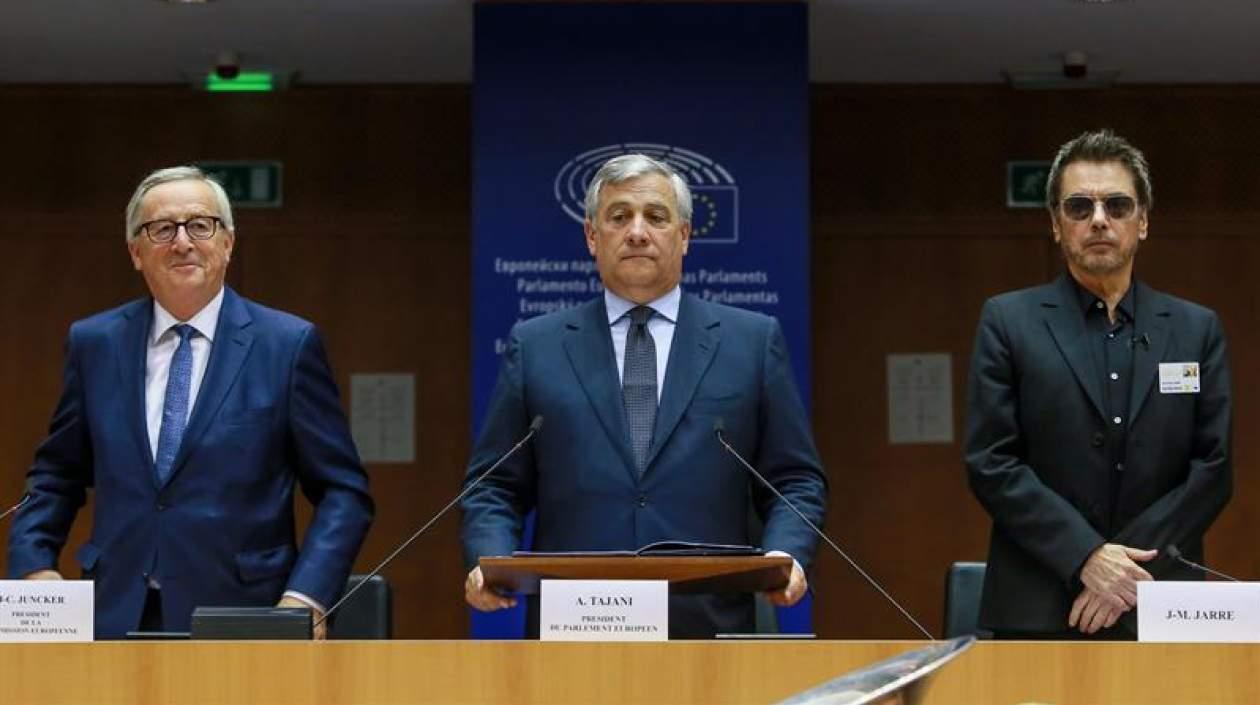 El presidente de la Comisión Europea, Jean-Claude Juncker (i); el presidente del Parlamento Europeo, Antonio Tajani (c); y el compositor francés Jean-Michel Jarre (d).