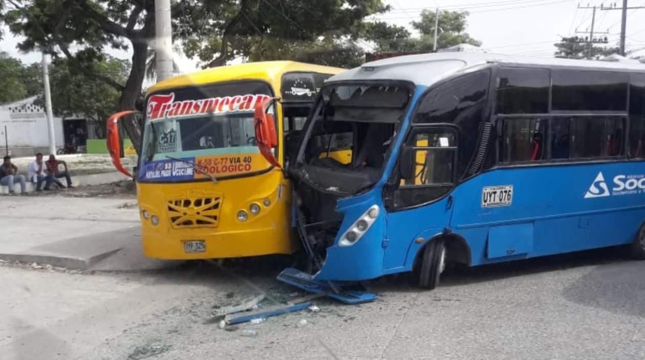 Así quedaron los buses tras el accidente.