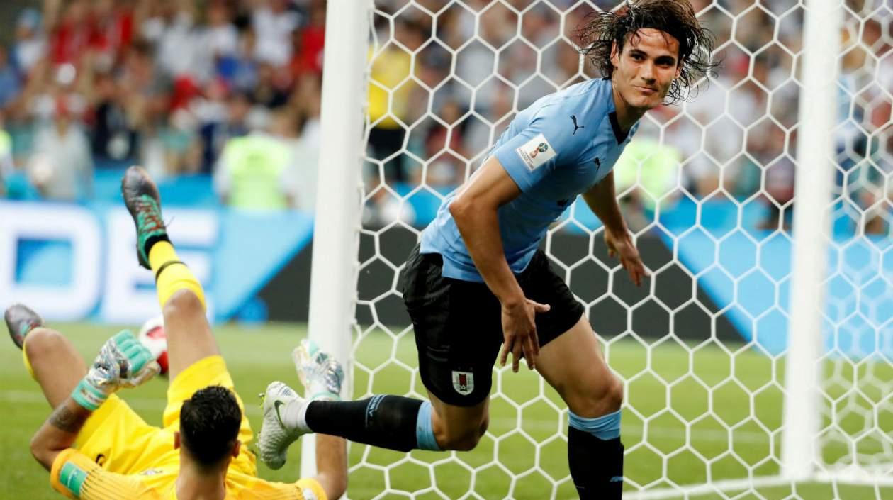 Edison Cavani celebra su primer gol de la noche. 