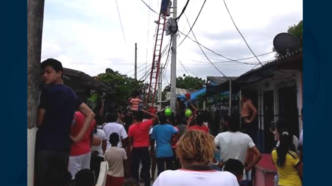 El contratista quedó colgado varios minutos en lo más alto del poste.