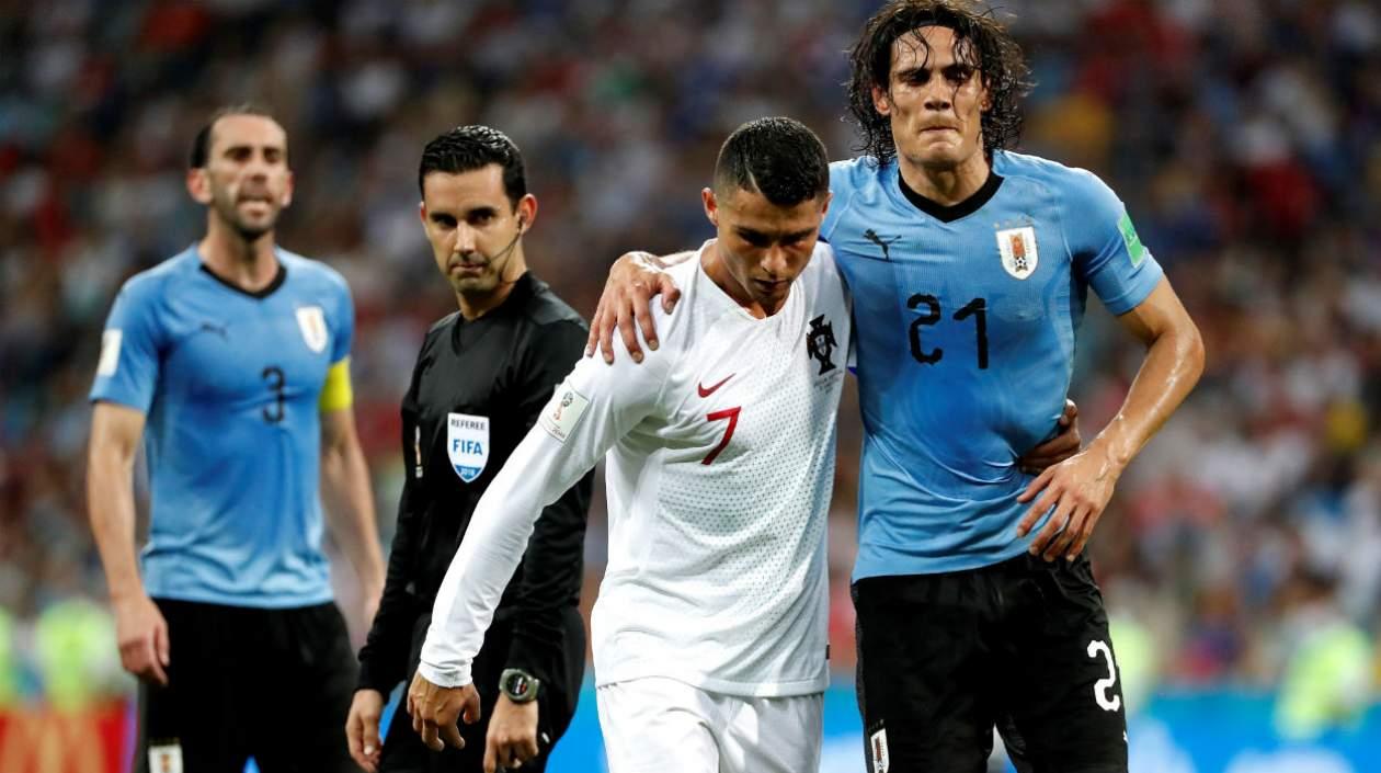 Cristiano Ronaldo saca del campo a Edison Cavani