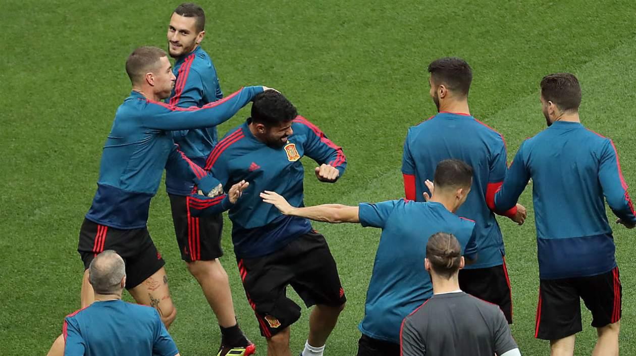 Jugadores de España, bromean con Diego Costa. 