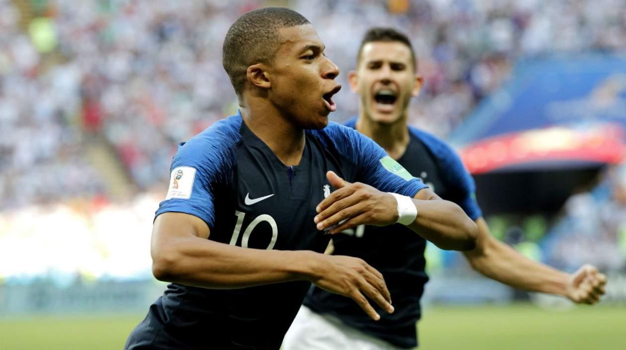 Kylian Mbappe celebra uno de los goles. 