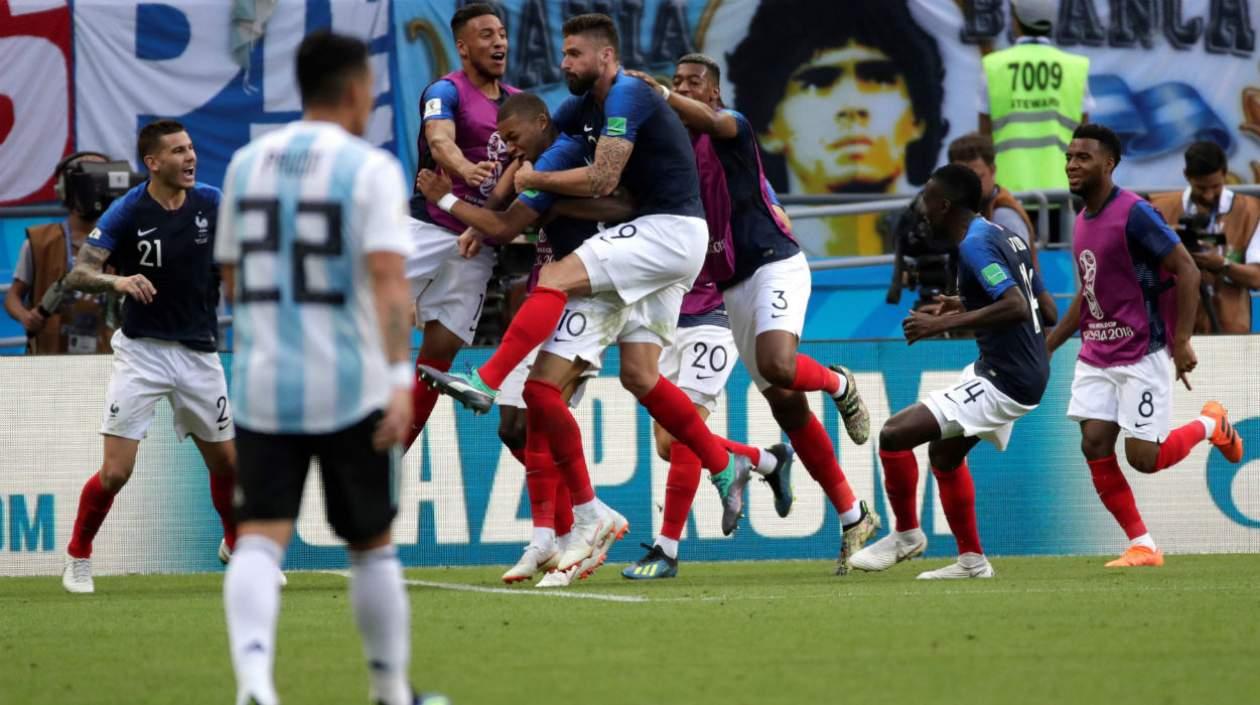 Mbappe festeja con sus compañeros tras uno de sus goles. 