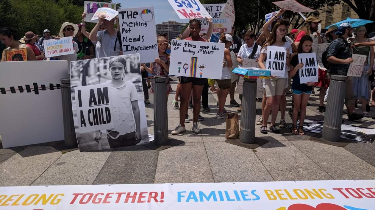 Los manifestantes exigían acabar con los "campos de detención" de inmigrantes.