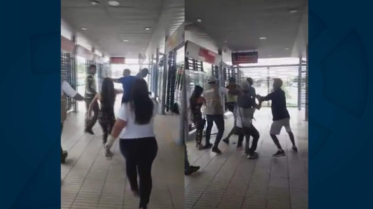 Momentos en que fue agredido el auxiliar de la Policía.