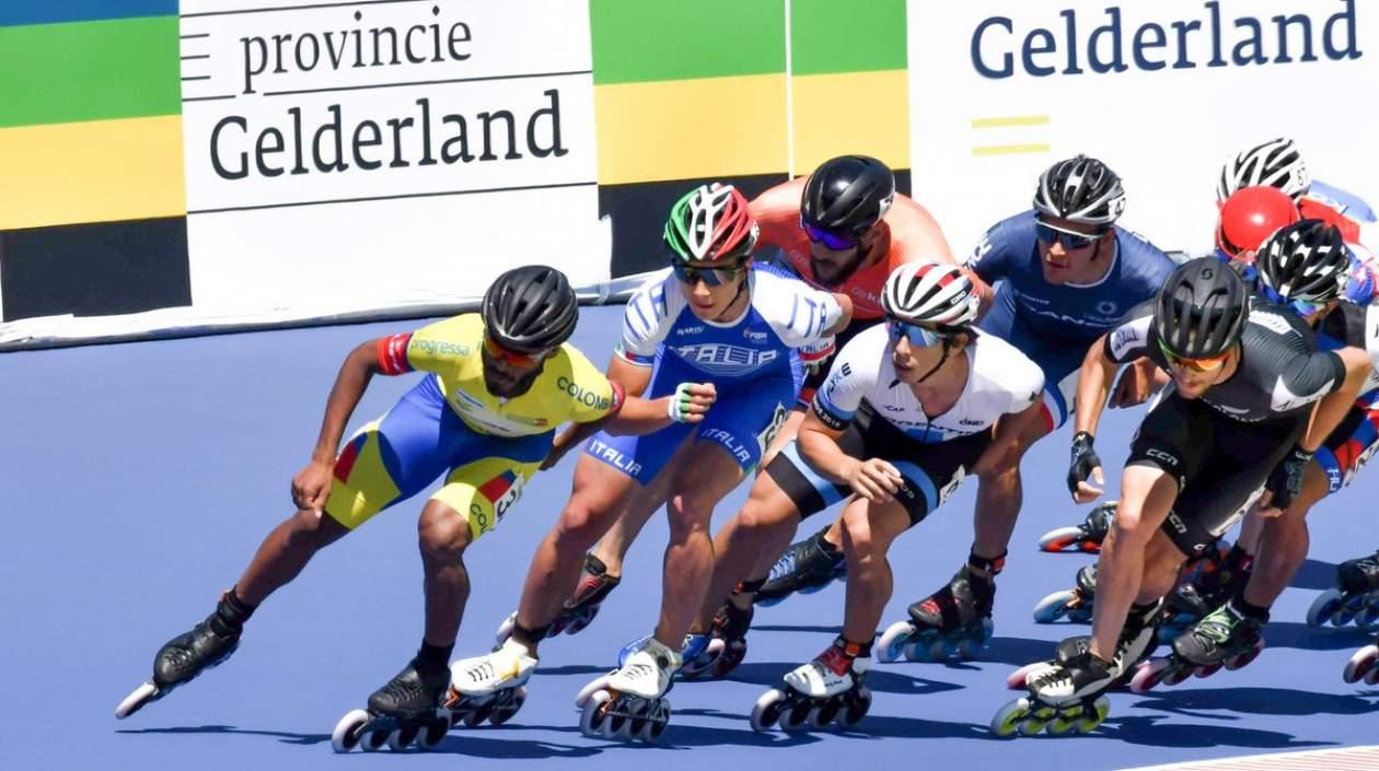 Alex Cujavante  lidera el grupo de patinadores. 