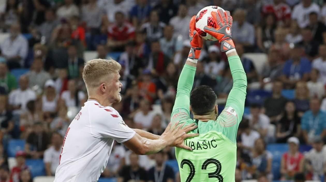 Danijel Subasic atrapa el balón en una jugada del partido.