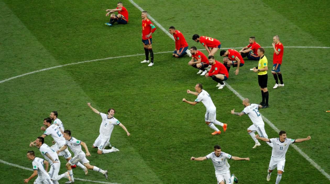 Jugadores de España y Rusia instantes luego de la eliminación. 
