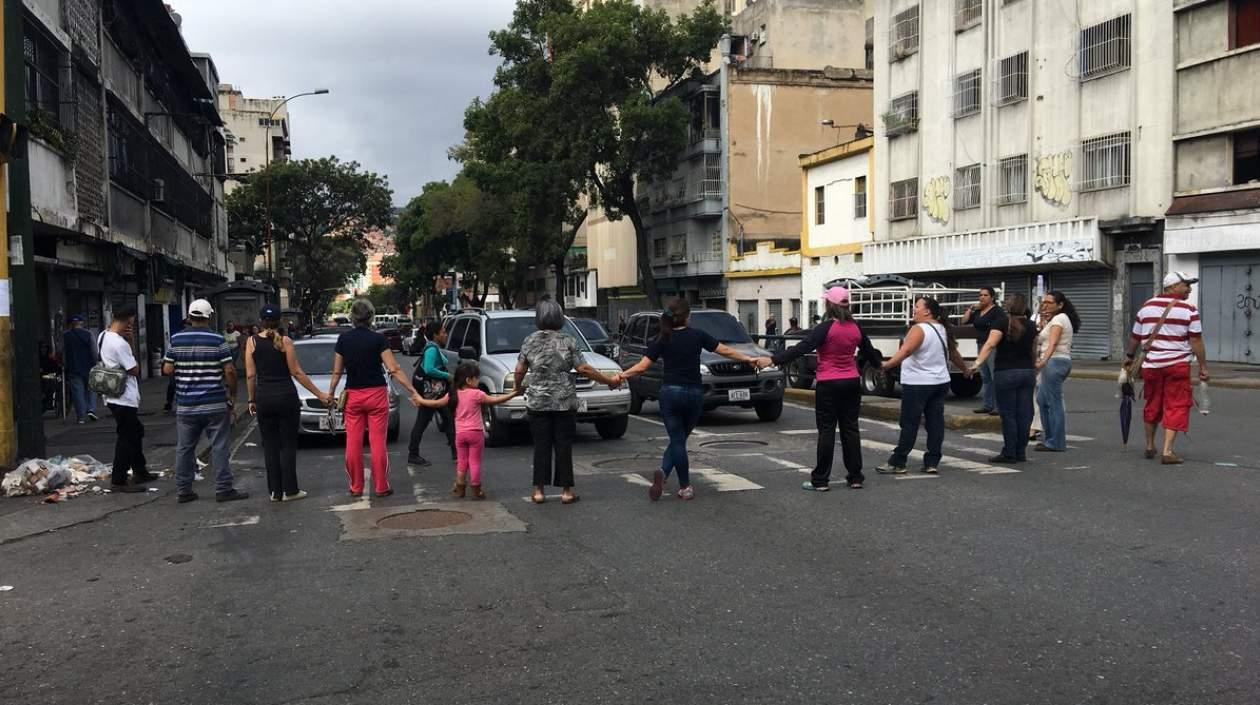 Un grupo protesta por falta de agua.