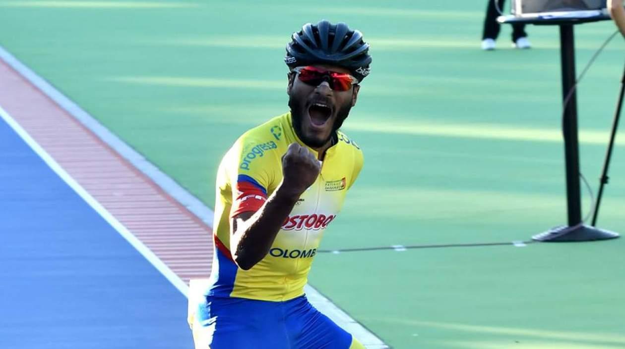 Alex Cujavante celebra su victoria. 