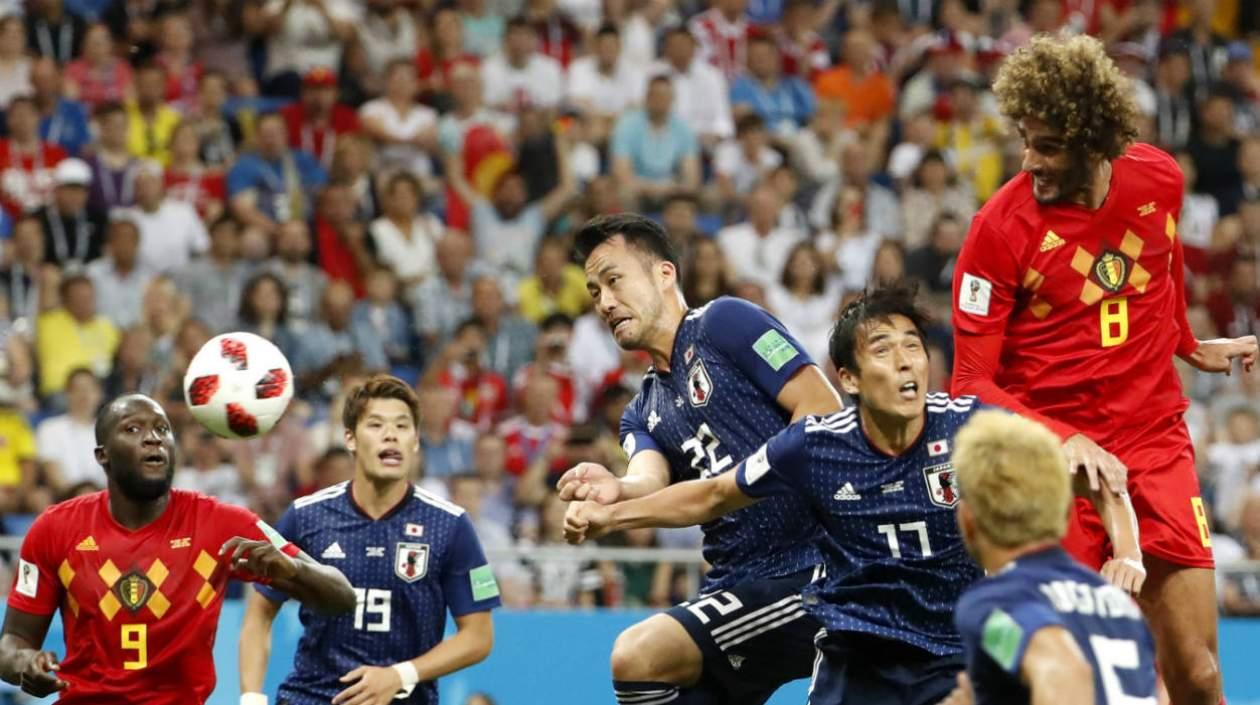 Marouane Fellaini anota de cabeza ante la marca de los japoneses. 
