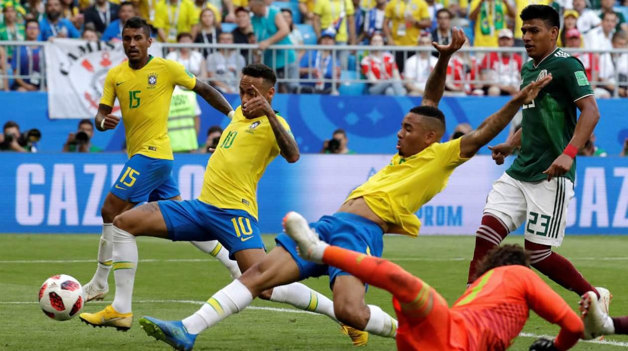 Neymar anota el primer gol del partido. 