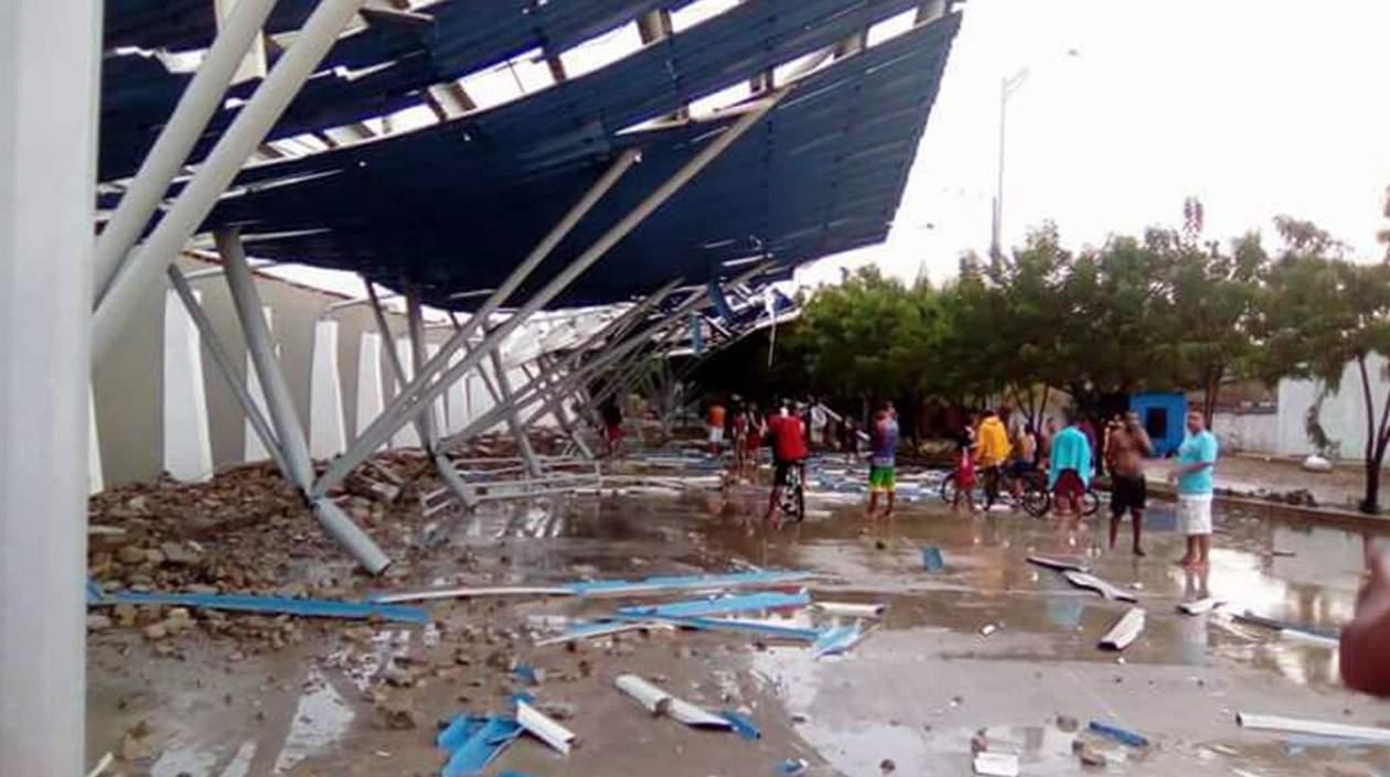 Un fuerte vendaval destechó esta tarde el estadio  municipal de Campo de la Cruz