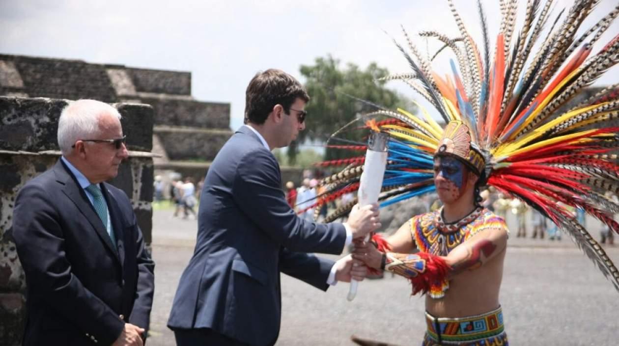 Daniel Noguera entrega el fuego al primer relevista, en México. 