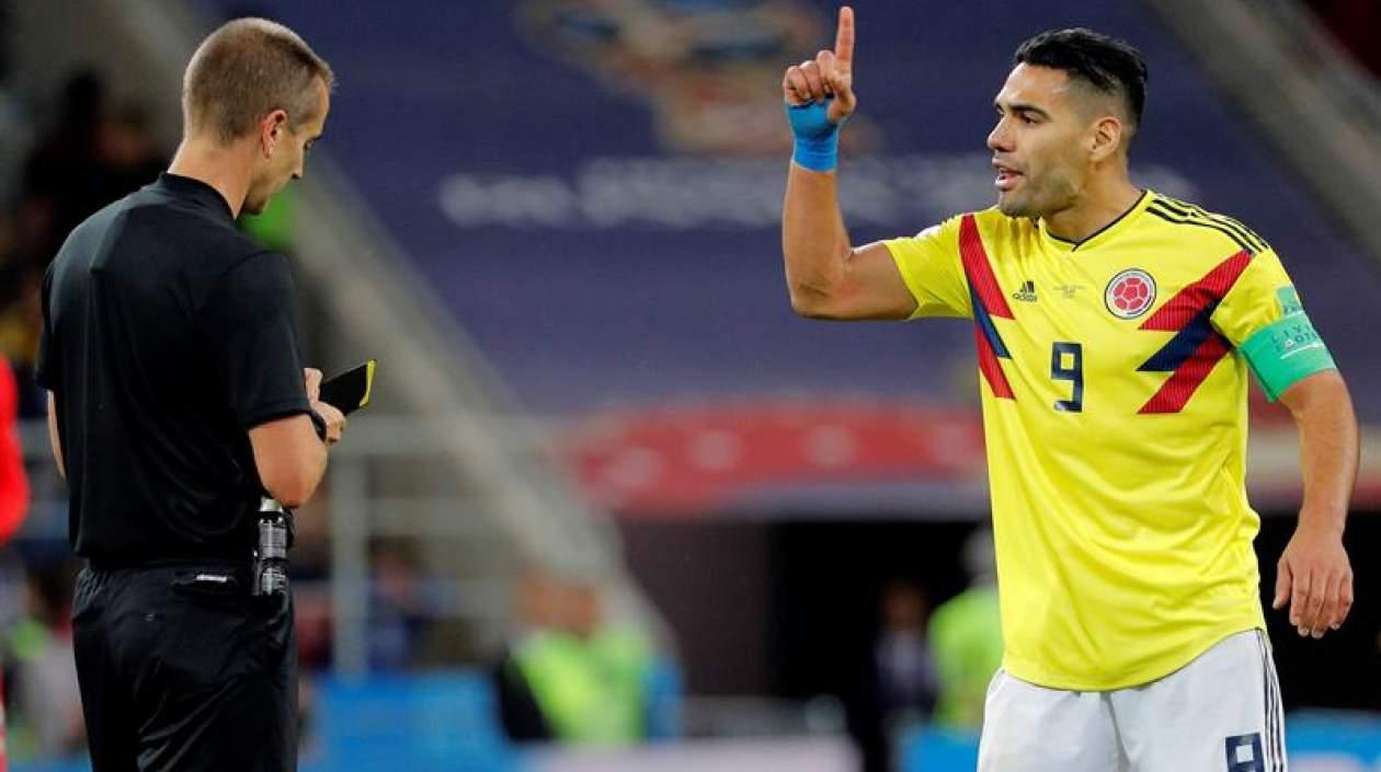 Radamel Falcao reclamando al árbitro Mark Geiger.