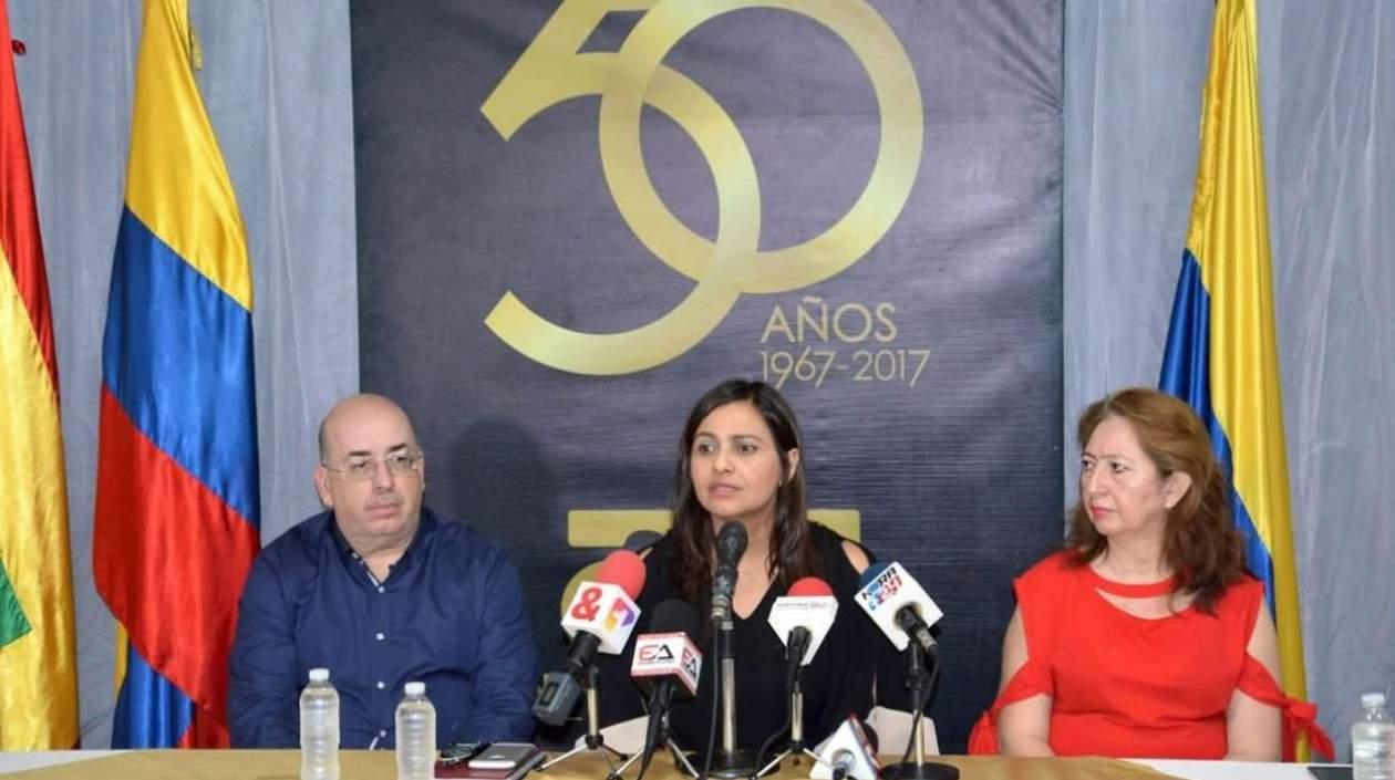 Víctor Armenta, Claudia Patricia Dacunha (Rectora) y Sandra Devia.