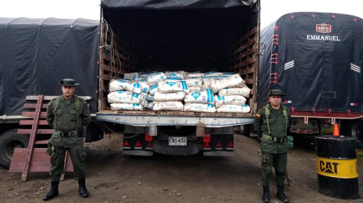 En este camión, la Policía halló químicos.