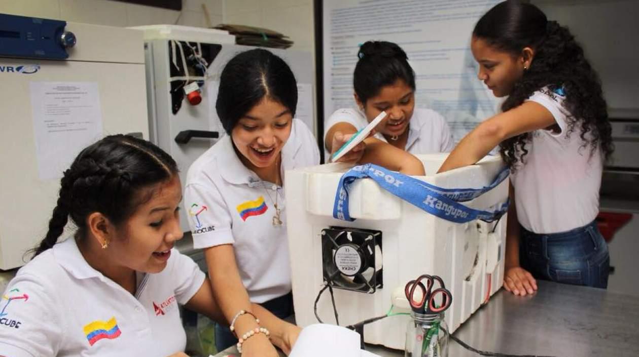 Los estudiantes del proyecto 'Cubes in Space’.