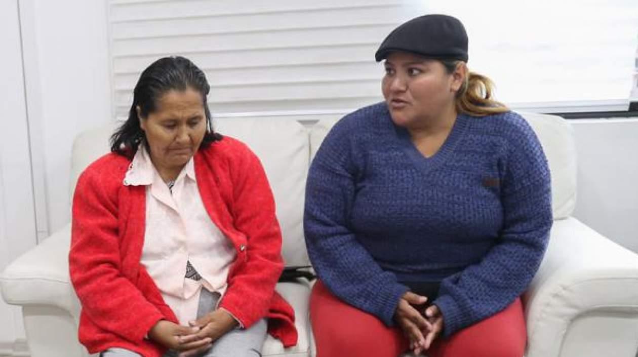 Elvia Villacís (madre) junto a su hija Elvia Villacís Gómez, parientes de Óscar. 