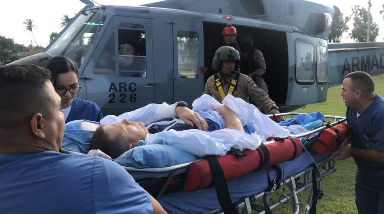 Momentos en que el tripulante ruso era bajado del helicóptero de la Armada Nacional.