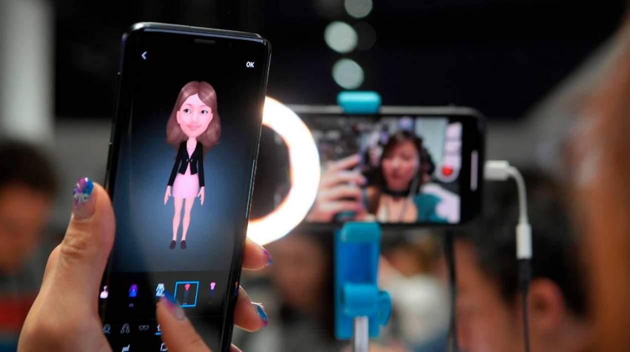 Muestra de un celular Samsung en feria internacional.