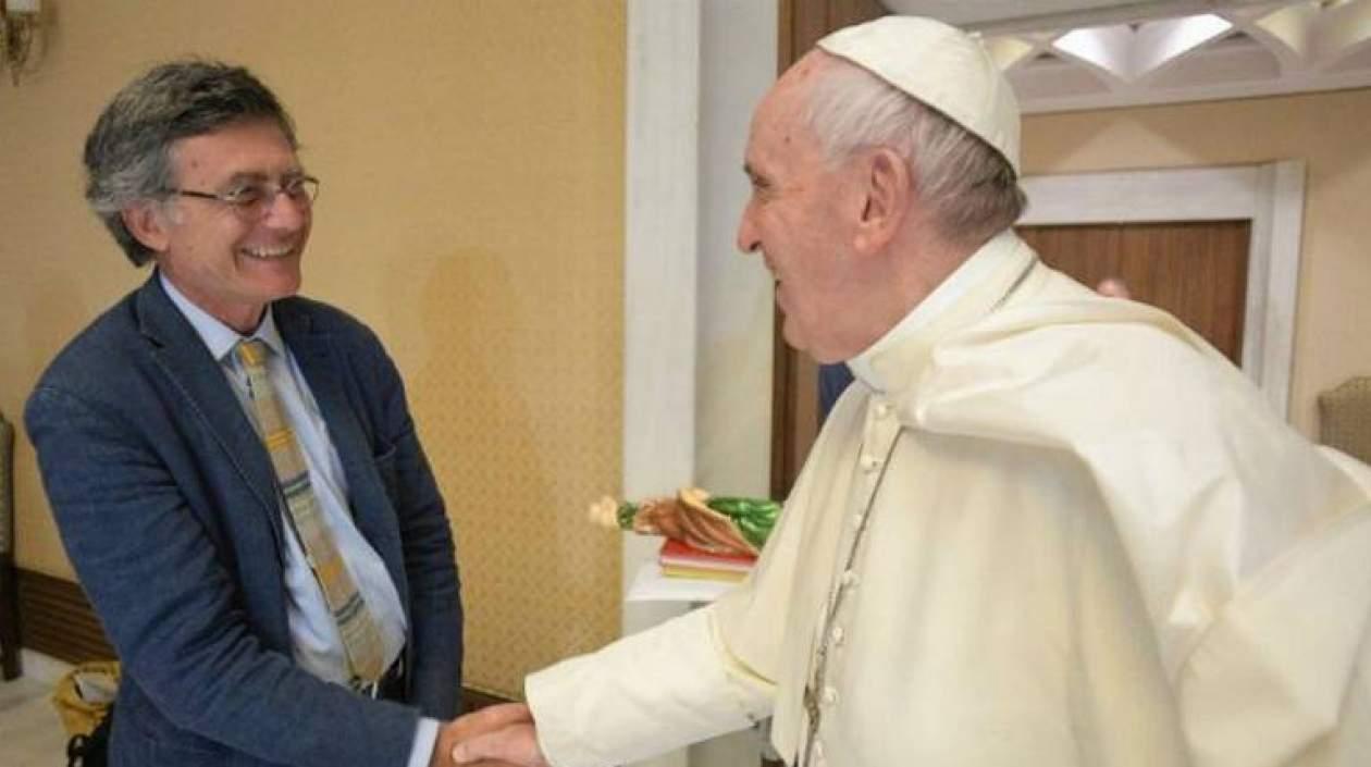 El periodista Paolo Ruffin y el Papa Francisco.