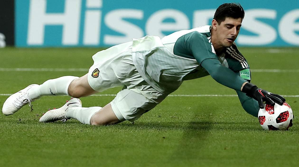 Thibaut Courtois contiene un remate. 