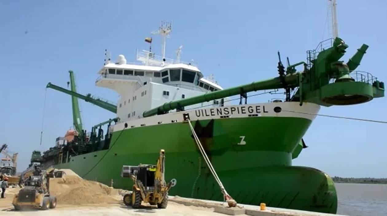 La draga en el puerto de Barranquilla