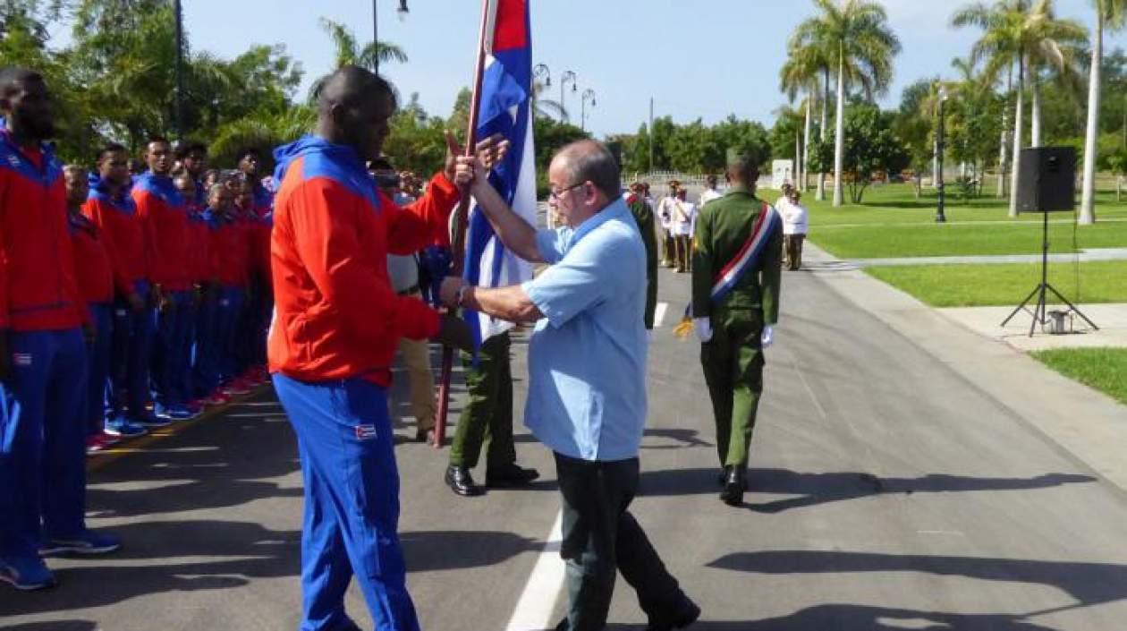 De manos de Lázaro Expósito la enseña nacional fue recibida por el multicampeón Mijaín López.