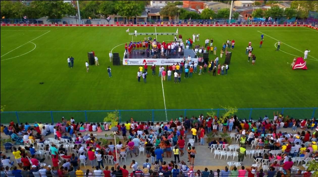 Cancha entregada por el Gobernador Verano en el corregimiento La Playa.