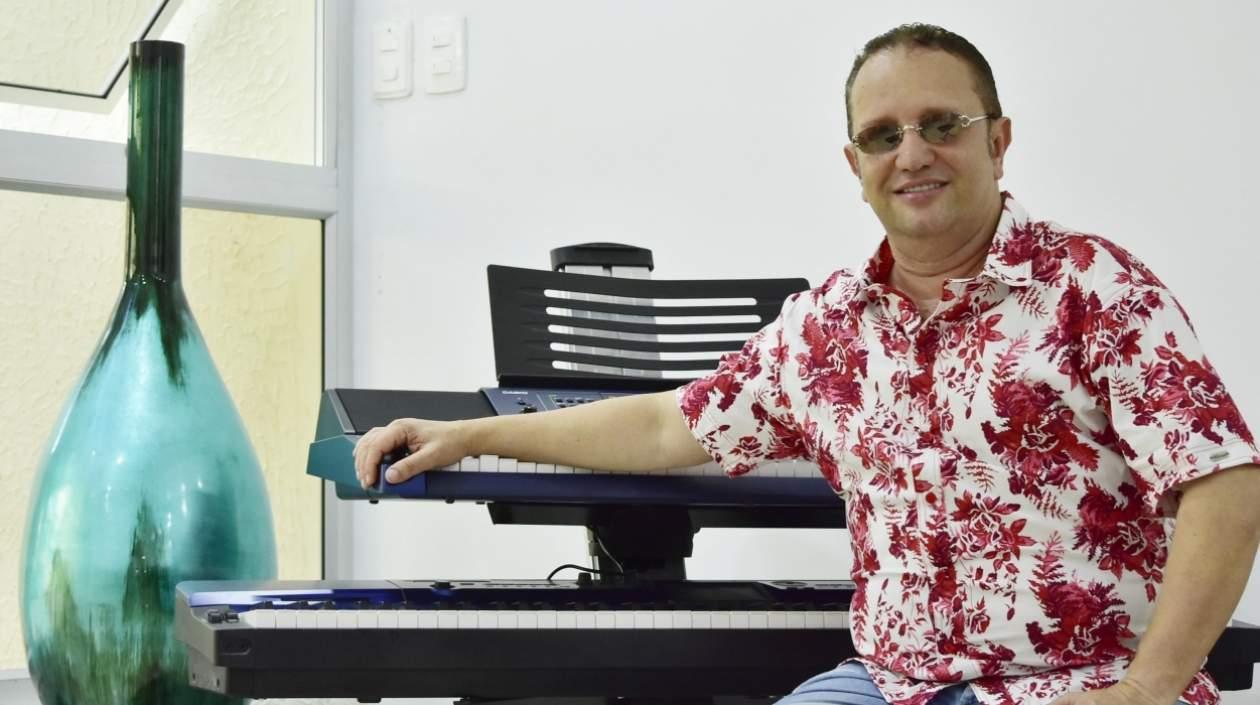 El músico y compositor Chelito De Castro.