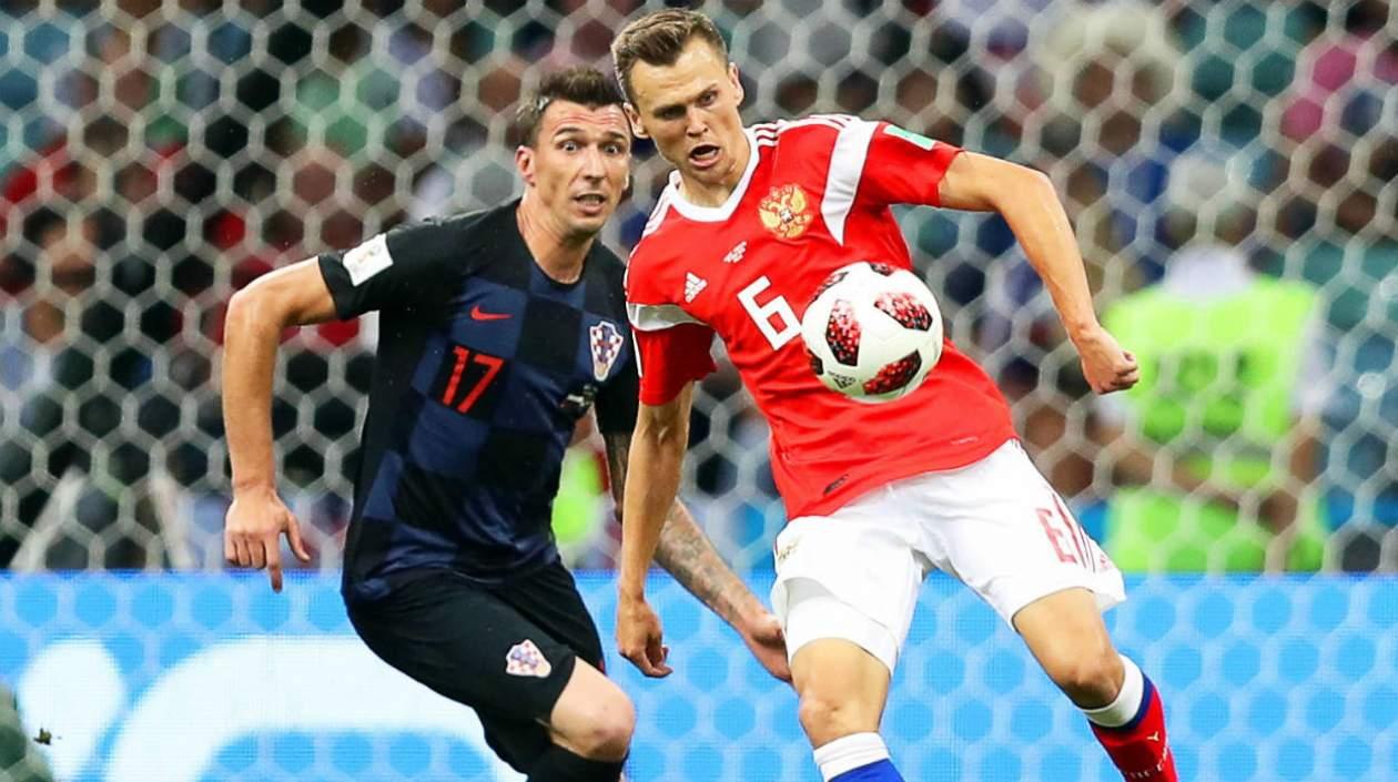 Denís Chéryshev disputa la pelota con Mario Mandzukic.