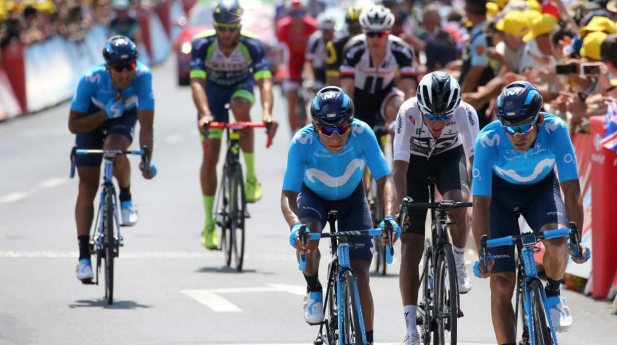 Nairo Quintana llega tras perder tiempo. 