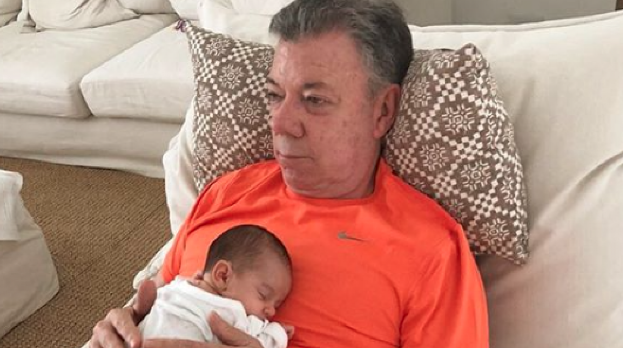 El Presidente Juan Manuel Santos y su nieta Celeste.