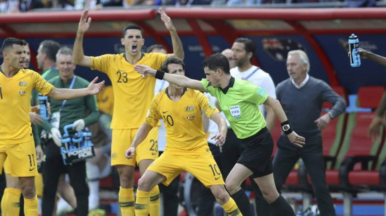 Andrés Cunha sanciona el penal con el VAR en contra de australia. 