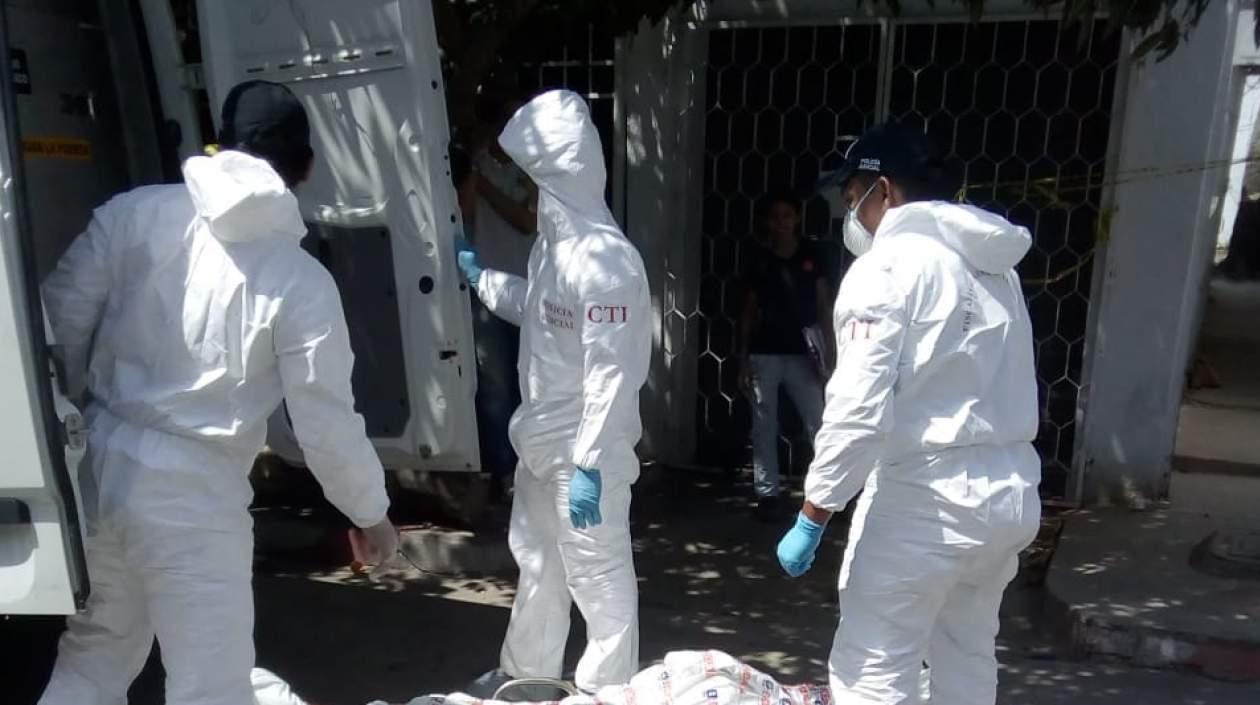 Momento en el que se llevan el cuerpo de la víctima. 