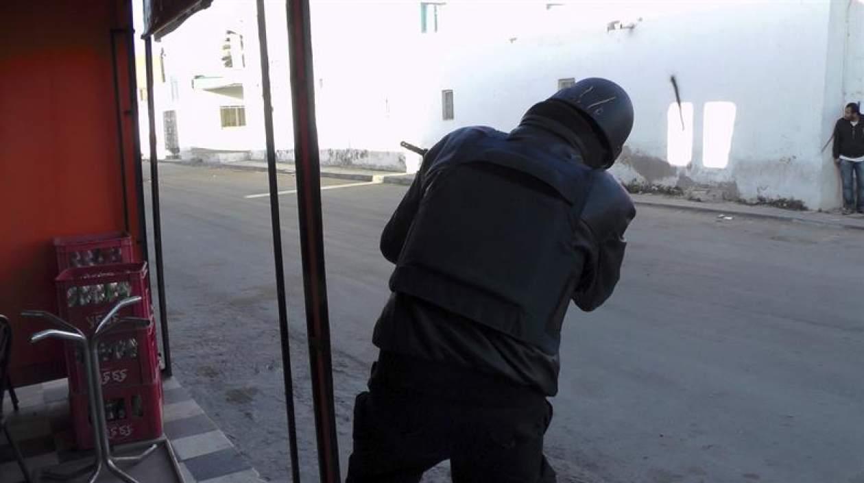 Un soldado tunecino vigila un puesto fronterizo. 