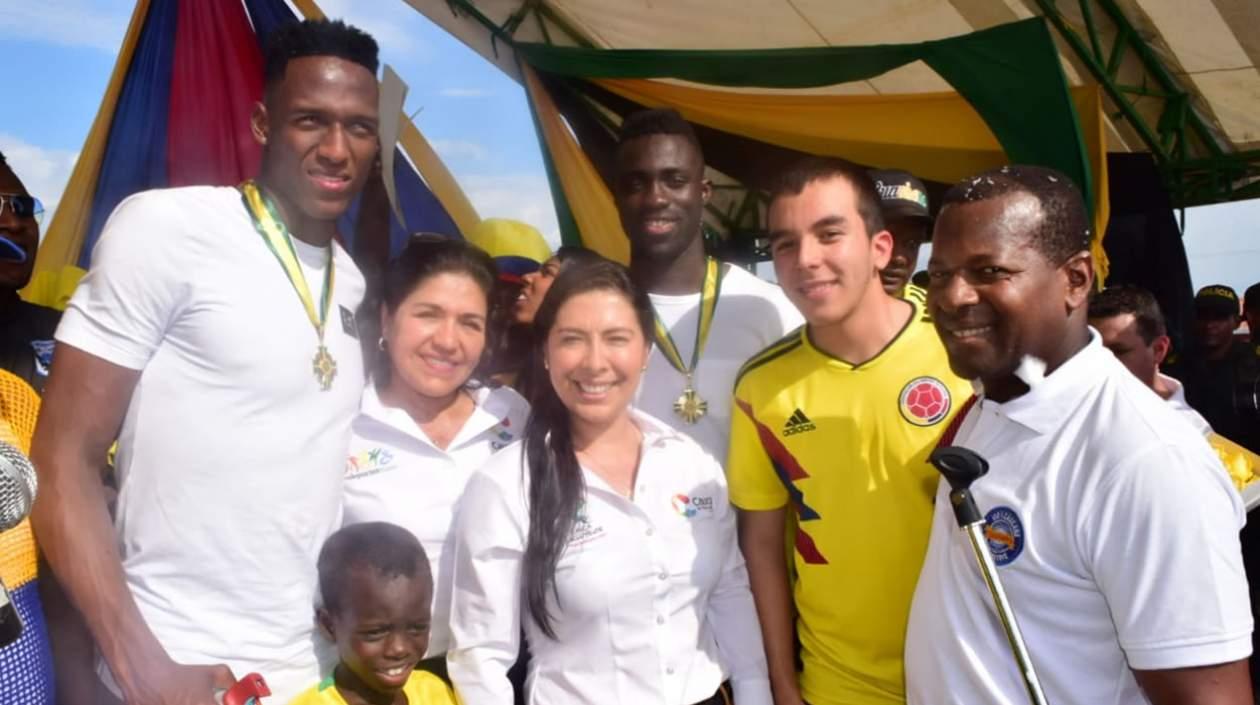 Yerry Mina y Davinson Sánchez, en el homenaje que recibieron en Guachené.