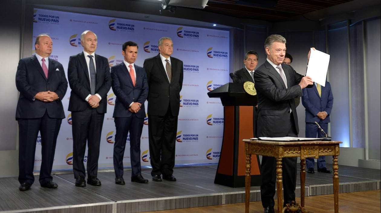 Presidente Santos en la sanción de la ley de sometimiento a la justicia.