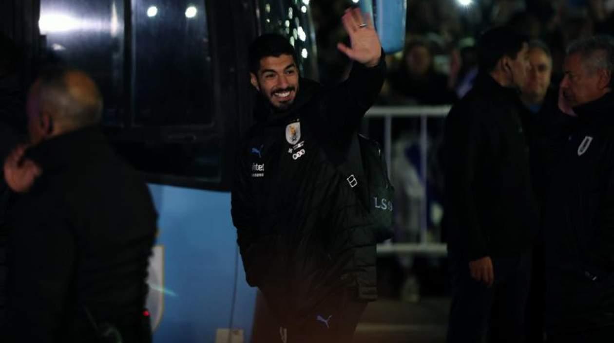 Luis Suárez saludando a los hinchas que recibieron a la selección Uruguay.