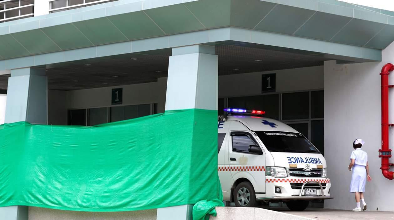 Una ambulancia pasa junto a una zona cubierta en el hospital Chiangrai Prachanukroh, en la provincia de Chiang Rai (Tailandia)