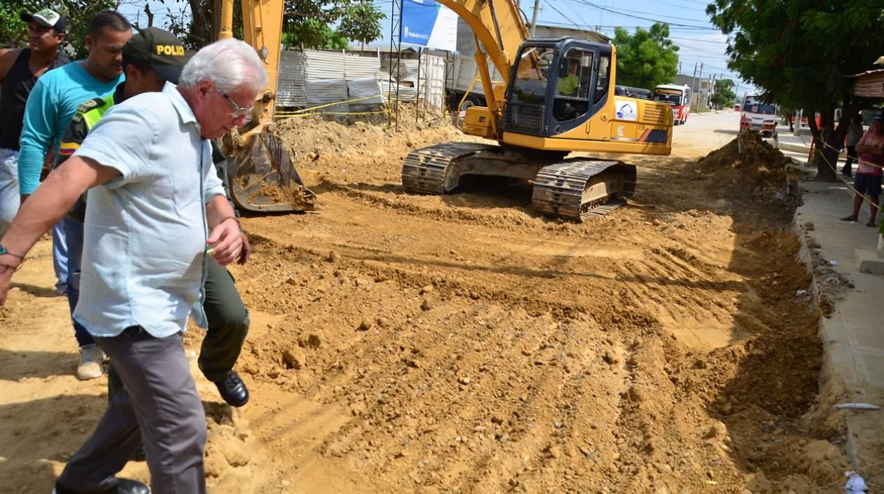 El alcalde de Soledad, Joao Herrera, inspeccionó este martes las obras de pavimentación de la calle 48 con carrera 15